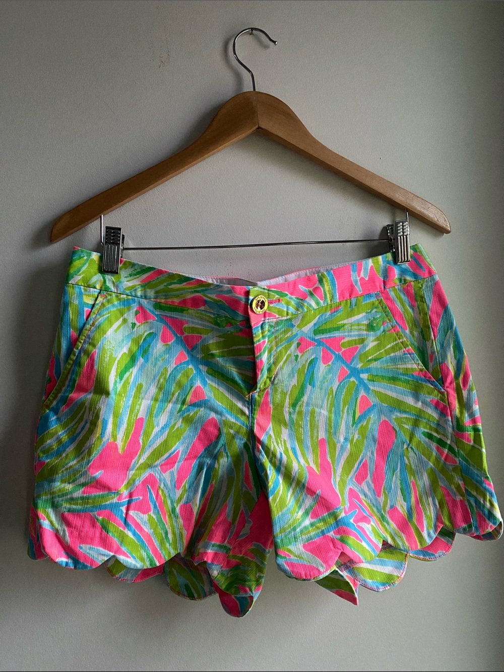Lilly Pulitzer Mid Rise 5” Butter Cup Scalloped Tropical Shorts